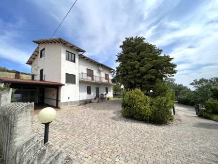 VILLA CON 3 APPARTAMENTI
